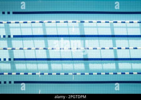 Vista dall'alto, vista dall'alto della piscina blu senza persone. Piscina per nuoto sportivo. Foto Stock