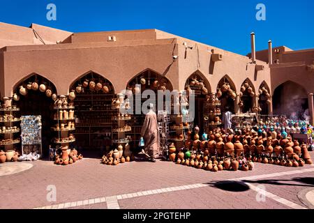 Pentole in ceramica in vendita in una porta di negozio, Frigiliana, Spagna  Foto stock - Alamy