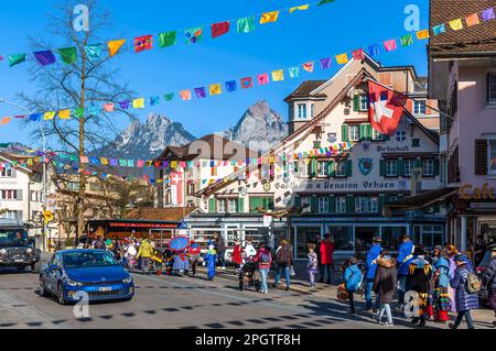 Brunnen, Svizzera - 20 febbraio 2023: Carnevale a Brunnen, una città del comune di Ingenbohl, situato sul lago di Lucerna nel cantone di Schwy Foto Stock