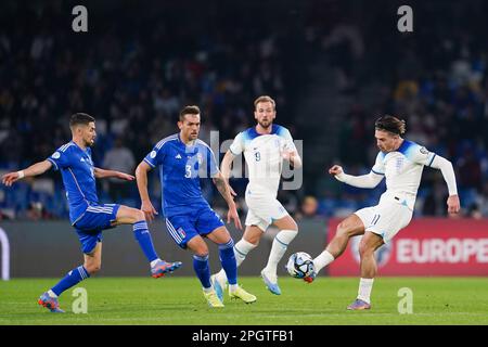 Napoli, Italia. 23rd Mar, 2023. Napoli, Italia, 23rd 2023 marzo: Jack Grealish (11 Inghilterra) tira la palla durante la partita di calcio UEFA European Qualifiers (Euro 2024) tra Italia e Inghilterra allo stadio Diego Armando Maradona di Napoli. (Daniela Porcelli/SPP) Credit: SPP Sport Press Photo. /Alamy Live News Foto Stock