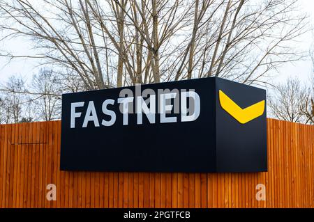 Romagnieu, Francia - 2 marzo 2023: Fastned è un'azienda olandese che costruisce e gestisce una rete di stazioni di ricarica per l'elettricità accessibili al pubblico Foto Stock