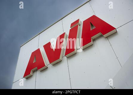 Romagnieu, Francia - 2 marzo 2023: Logo della società di marchio Avia presso la stazione di servizio Aire de Romagnieu Foto Stock