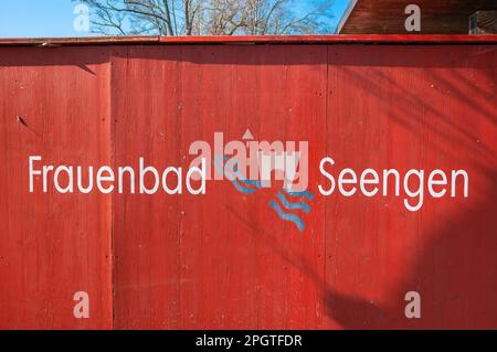 Seengen, Svizzera - 23 febbraio 2023: Parete di legno rosso del bagno femminile a Seengen, sul lago Hallwil, in Svizzera Foto Stock