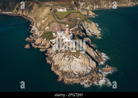 Howth, co. Dublino / Irlanda : veduta aerea del faro di Baily su Howth Head. Tutta la penisola di Howth Foto Stock