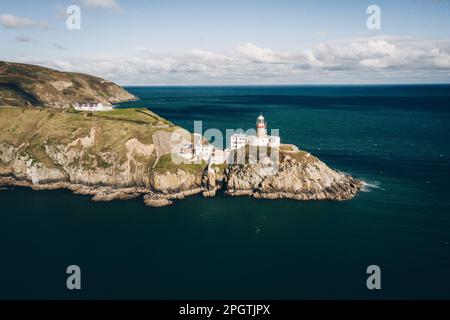 Howth, co. Dublino / Irlanda : veduta aerea del faro di Baily su Howth Head. Tutta la penisola di Howth Foto Stock