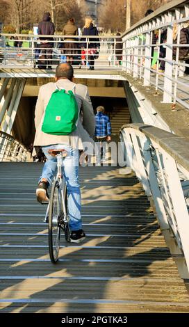 PARIGI, FRANCIA - 12 MARZO 2016: Ciclista (persone irriconoscibili) sul ponte pedonale Solferino sul fiume Senna vicino al Museo di Orsey. Foto Stock