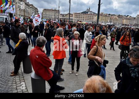 Marsiglia, Francia. 23rd Mar, 2023. Durante la manifestazione si riuniscono manifestanti nel Porto Vecchio di Marsiglia. Su richiesta di diversi sindacati, migliaia di persone si sono riunite nel Porto Vecchio di Marsiglia per protestare contro la riforma pensionistica voluta dal governo francese e che avrebbe ridotto l'età pensionabile da 62 a 64 anni. Credit: SOPA Images Limited/Alamy Live News Foto Stock