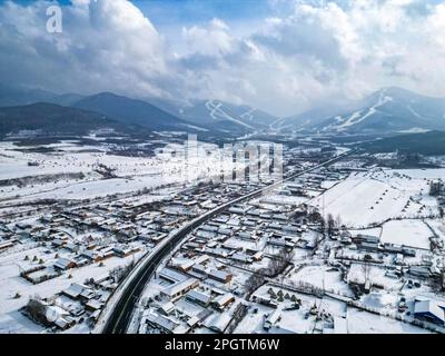 (230324) -- CHANGCHUN, 24 marzo 2023 (Xinhua) -- questa foto aerea scattata il 19 gennaio 2023 mostra una vista generale del villaggio di Nangou, vicino alla stazione sciistica di Beidahu, nella provincia di Jilin della Cina nord-orientale. Guidato dall'economia degli sport invernali, un numero crescente di abitanti del villaggio hanno trovato la strada per la ricchezza.famoso per la sua lunga stagione di neve e neve in polvere, il Monte Changbai nella provincia di Jilin è stato a lungo un luogo ideale per lo sci. È diventata una destinazione importante per gli appassionati di sci in tutta la Cina, grazie al crescente interesse per gli sport invernali alimentati dalle Olimpiadi invernali di Pechino 2022. Oggi, Jilin testimoni co Foto Stock