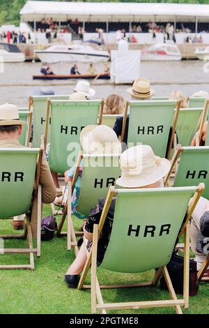 Sedie a sdraio a marchio Henley Royal Regatta in uso durante la gara del 2001. Foto Stock