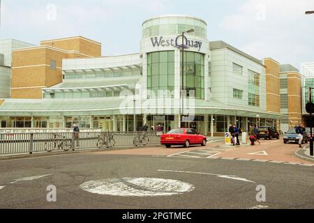 Centro commerciale West Quay di recente apertura a Southampton, Hampshire, Regno Unito. Circa 2001. Foto Stock