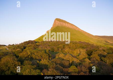 Contea di Sligo / Irlanda : veduta aerea di Benbulbin o Benbulben, una grande formazione rocciosa con sommità piatta, parte dei Monti Dartry Foto Stock