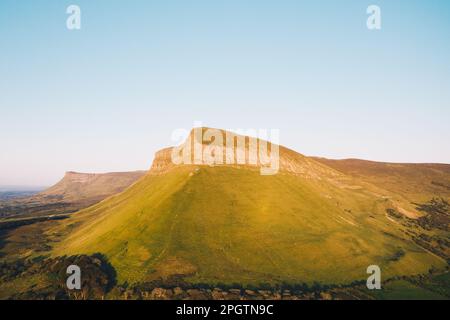 Contea di Sligo / Irlanda : veduta aerea di Benbulbin o Benbulben, una grande formazione rocciosa con sommità piatta, parte dei Monti Dartry Foto Stock