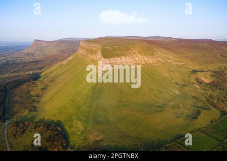 Contea di Sligo / Irlanda : veduta aerea di Benbulbin o Benbulben, una grande formazione rocciosa con sommità piatta, parte dei Monti Dartry Foto Stock