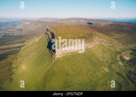 Contea di Sligo / Irlanda : veduta aerea di Benbulbin o Benbulben, una grande formazione rocciosa con sommità piatta, parte dei Monti Dartry Foto Stock