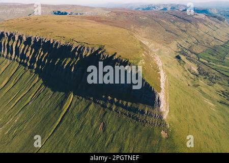 Contea di Sligo / Irlanda : veduta aerea di Benbulbin o Benbulben, una grande formazione rocciosa con sommità piatta, parte dei Monti Dartry Foto Stock