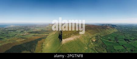 Contea di Sligo / Irlanda : veduta aerea di Benbulbin o Benbulben, una grande formazione rocciosa con sommità piatta, parte dei Monti Dartry Foto Stock