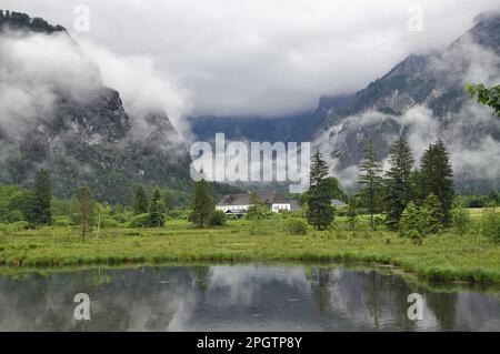 Almsee in Almtal con vista su una locanda vicino a Grünau in Austria Foto Stock