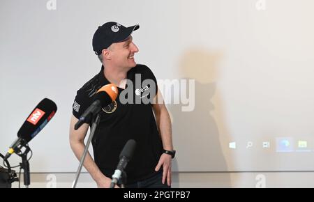 24 marzo 2023, Baviera, We...: L'astronauta dell'ESA Matthias Maurer si rivolge al pubblico durante il briefing finale sulla missione 'Cosmic Kiss' nel Red Salon presso il German Aerospace Center. La missione 'Cosmic Kiss' portò Maurer alla Stazione spaziale Internazionale ISS, dove completò più di 200 esperimenti e una missione sul campo. Foto: Felix Hörhager/dpa Foto Stock