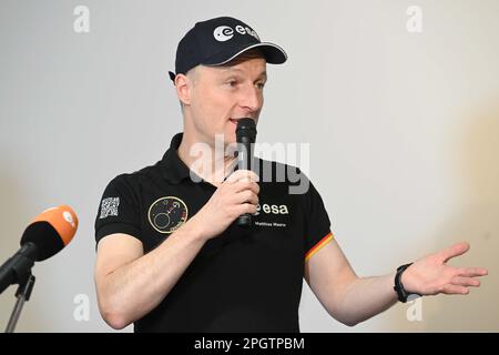 24 marzo 2023, Baviera, We...: L'astronauta dell'ESA Matthias Maurer si rivolge al pubblico durante il briefing finale sulla missione 'Cosmic Kiss' nel Red Salon presso il German Aerospace Center. La missione 'Cosmic Kiss' portò Maurer alla Stazione spaziale Internazionale ISS, dove completò più di 200 esperimenti e una missione sul campo. Foto: Felix Hörhager/dpa Foto Stock