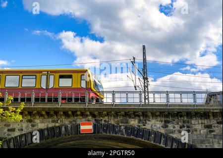 Berlino, Germania - 26 aprile 2020: Traffico ferroviario nel centro di Berlino vicino all'Isola dei Musei di Berlino. Foto Stock