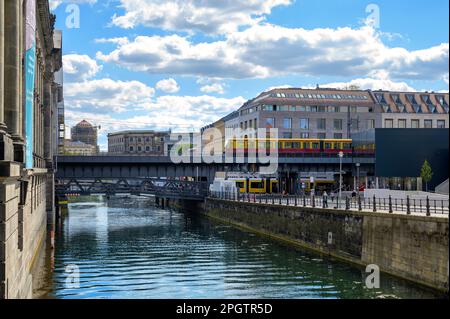 Berlino, Germania - 26 aprile 2020: Traffico ferroviario nel centro di Berlino vicino all'Isola dei Musei di Berlino. Foto Stock