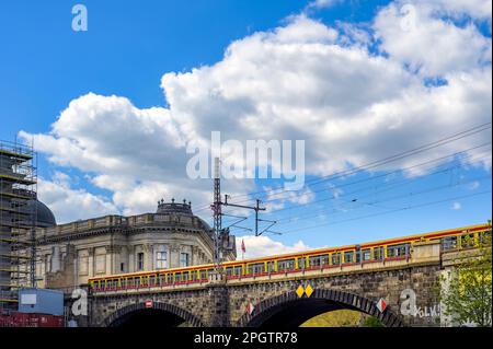 Berlino, Germania - 26 aprile 2020: Traffico ferroviario nel centro di Berlino vicino all'Isola dei Musei di Berlino. Foto Stock