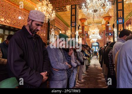 Srinagar, India. 24th Mar, 2023. I musulmani di Kashmiri offrono le preghiere di venerdì all'interno di un santuario il primo venerdì, secondo giorno del mese islamico Ramadan a Srinagar. Credit: SOPA Images Limited/Alamy Live News Foto Stock