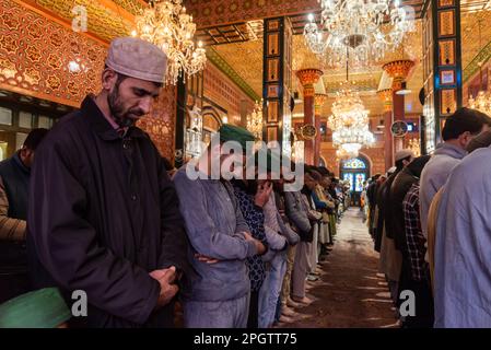 Srinagar, India. 24th Mar, 2023. I musulmani di Kashmiri offrono le preghiere di venerdì all'interno di un santuario il primo venerdì, secondo giorno del mese islamico Ramadan a Srinagar. (Foto di Idrees Abbas/SOPA Images/Sipa USA) Credit: Sipa USA/Alamy Live News Foto Stock