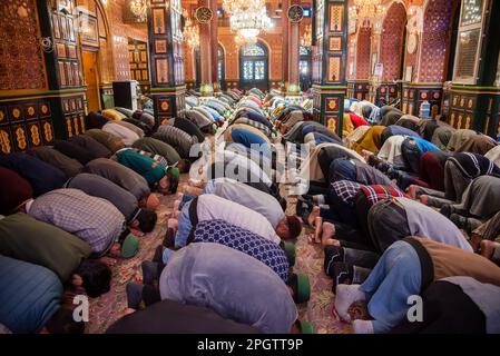 Srinagar, India. 24th Mar, 2023. I musulmani di Kashmiri offrono le preghiere di venerdì all'interno di un santuario il primo venerdì, secondo giorno del mese islamico Ramadan a Srinagar. (Foto di Idrees Abbas/SOPA Images/Sipa USA) Credit: Sipa USA/Alamy Live News Foto Stock