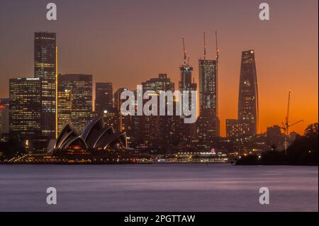 La Sydney Opera House e il Central Business District, CBD, Australia, New South Wales, nella foto appena dopo il tramonto, mentre le luci della città prendono vita Foto Stock