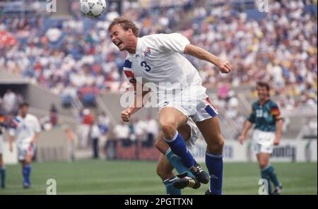 Stati di Vereinigte. 24th Mar, 2023. firo, archivio 06/13/1993 foto, archivio foto, archivio foto calcio, Calcio, US-CUP, Coppa, in, USA USA - Germania 3:4 John Doyle, duelli, azione individuale, header Credit: dpa/Alamy Live News Foto Stock