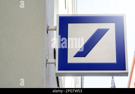 Monaco di Baviera, DE, marzo 2023: Logo della Deutsche Bank su un cartello metallico quadrato all'esterno di un edificio. Deutsche Bank è una banca d'investimento multinazionale tedesca. Illu Foto Stock