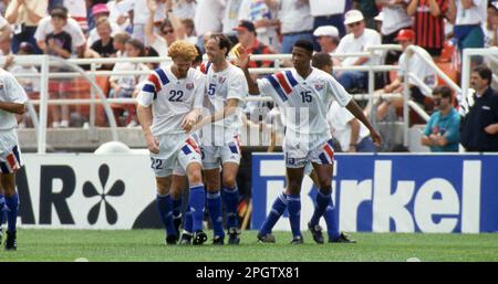 Stati di Vereinigte. 24th Mar, 2023. firo, archivio 06/13/1993 foto, archivio foto, archivio foto calcio, Calcio, US-CUP, Coppa, in, USA USA - Germania 3:4 USA, festa della squadra, festa della squadra, Desmond Armstrong, credito: dpa/Alamy Live News Foto Stock