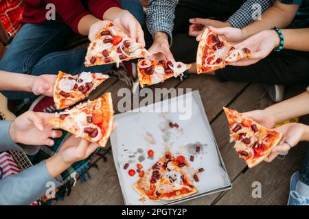 pizza cibo consegna festa adolescente mangiare stile di vita Foto Stock