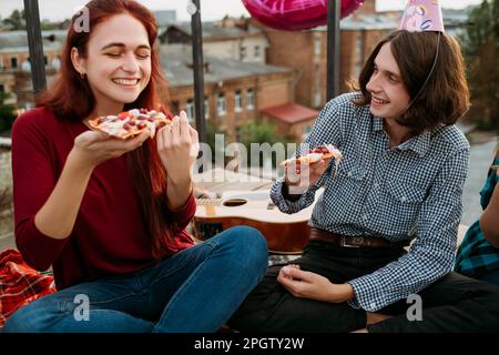 pizza cibo consegna festa adolescente mangiare stile di vita Foto Stock