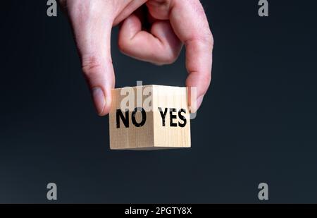 Simbolo per la decisione tra sì e no Cubo di legno con le parole 'sì' e 'no'. Foto Stock