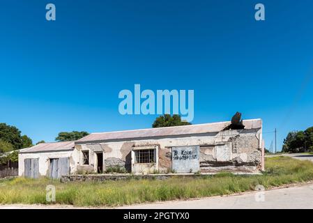 Campbell, Sudafrica - 24 febbraio 2023: Una scena di strada, con una rovina, a Campbell nella Provincia del Capo Settentrionale Foto Stock