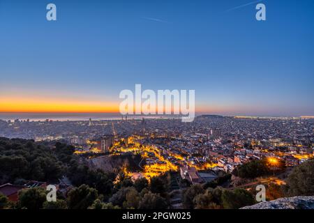 Vista su Barcellona prima dell'alba con il Mar Mediterraneo sul retro Foto Stock