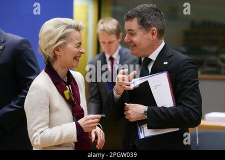 Bruxelles, Belgio. 24th Mar, 2023. Il Presidente della Commissione europea Ursula von der Leyen, Presidente dell'Eurogruppo Paschal Donohoe (R), si presenta prima della riunione del Consiglio europeo e del Vertice sull'euro a Bruxelles (Belgio), 24 marzo 2023. Credit: Zheng Huansong/Xinhua/Alamy Live News Foto Stock