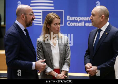 Bruxelles, Belgio. 24th Mar, 2023. Presidente del Consiglio europeo Charles Michel, primo ministro dell'Estonia Kaja Kallas, presidente della Bulgaria Rumen Radev (L-R) intervengono prima della riunione del Consiglio europeo e del vertice dell'euro a Bruxelles (Belgio), 24 marzo 2023. Credit: Zheng Huansong/Xinhua/Alamy Live News Foto Stock