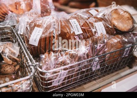 Pane gourmet appena sfornato in vendita in Spagna panetteria Foto Stock