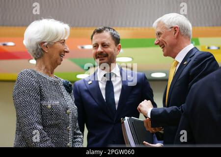 Bruxelles, Belgio. 24th Mar, 2023. Il presidente della Banca centrale europea (BCE) Christine Lagarde, il primo ministro della Slovacchia Eduard Heger, il primo ministro lettone Krisjanis Karins (L-R) intervengono prima della riunione del Consiglio europeo e del vertice sull'euro a Bruxelles (Belgio), 24 marzo 2023. Credit: Zheng Huansong/Xinhua/Alamy Live News Foto Stock