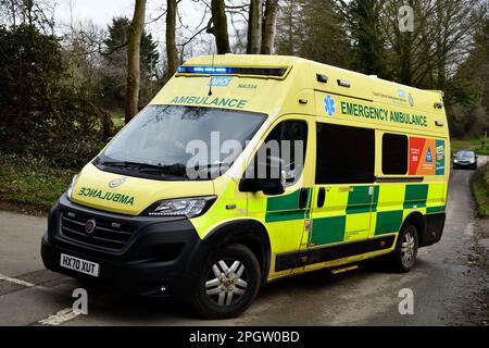 Ambulanza su una chiamata di emergenza Cotswolds Inghilterra regno unito. Foto Stock