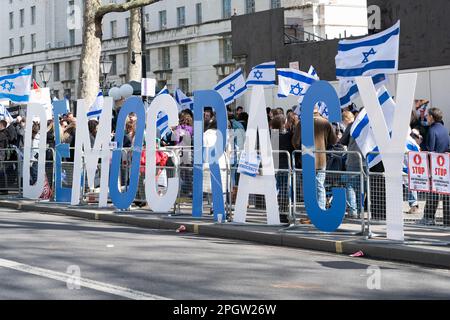 Gli ebrei britannici e diaspora chiedono democrazia durante una protesta a Whitehall contro il primo ministro israeliano Benjamin Netanyahu mentre si reca a Londra da me Foto Stock