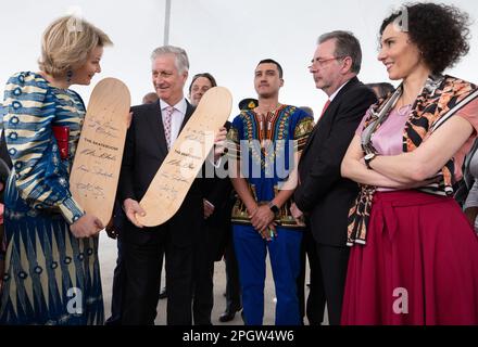 Johannesburg, Sudafrica. 24th Mar, 2023. Regina Mathilde, Re Filippo - Filip del Belgio Regione di Bruxelles il Ministro-Presidente Rudi Vervoort e il Ministro degli Esteri Hadja Lahbib posano con skateboard dotati dopo una manifestazione a Johannesburg, durante una visita di Stato della coppia reale belga nella Repubblica del Sud Africa, venerdì 24 marzo 2023. BELGA PHOTO BENOIT DOPPAGNE Credit: Belga News Agency/Alamy Live News Foto Stock