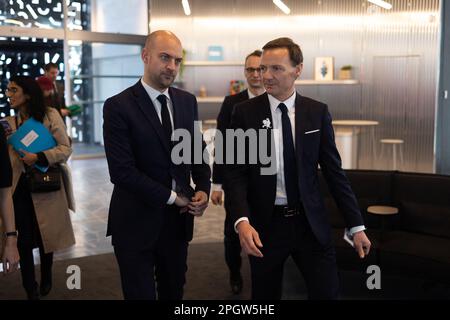 Il Ministro francese Delegato per la transizione digitale e le Telecomunicazioni Jean Noel Barrot e Direttore del Campus PariSante Paris Antoine Tesniere arriva al Campus PariSante durante il Tech Health 20 francese, a Parigi il 24 marzo 2023. Foto di Raphael Lafargue/ABACAPRESS.COM Foto Stock