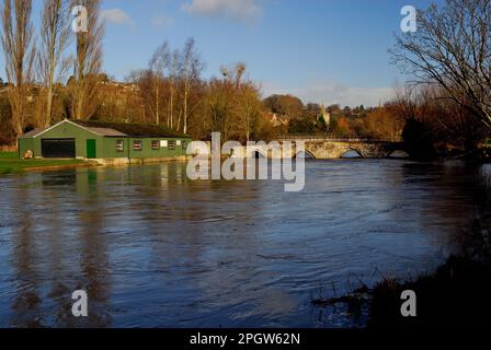 Fiume gonfio Avon che scorre sotto il ponte del cavallo impacchettato del 14th ° secolo e il ponte ferroviario a Bradford-on-Avon, Wiltshire nel gennaio 2007. Foto Stock