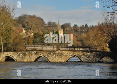 Fiume gonfio Avon che scorre sotto il ponte del cavallo impacchettato del 14th ° secolo e il ponte ferroviario a Bradford-on-Avon, Wiltshire nel gennaio 2007. Foto Stock