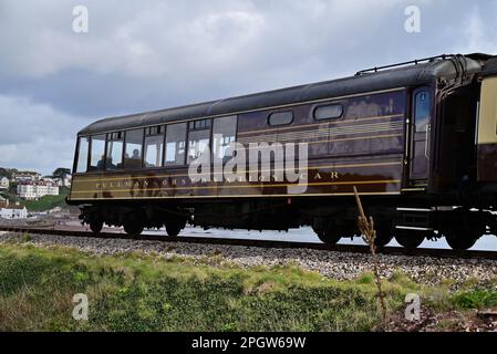 Macchina di osservazione Devon Belle Pullman n. 13 passando Goodrington sulla ferrovia a vapore di Dartmouth, South Devon. Foto Stock