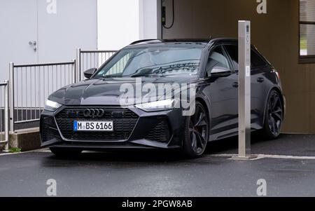 Monaco, Germania. 24th Mar, 2023. L'auto di Julian Nagelsmann da Monaco lascia la sede del club a Säbener Straße. Secondo i rapporti dei media, il Bayern München ha spartito con l'allenatore Nagelsmann. Credit: Sven Hoppe/dpa/Alamy Live News Foto Stock